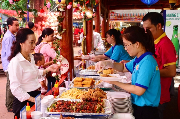 Du khách tham quan, tìm hiểu, thưởng thức món ăn tại các gian hàng Liên hoan Ẩm thực Đất Phương Nam năm 2019.