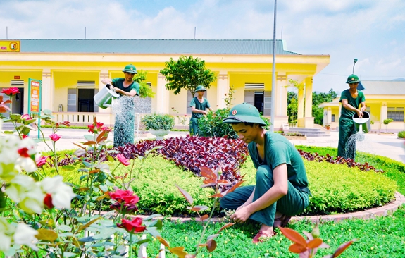 Cán bộ, chiến sĩ Tiểu đoàn 3, Lữ đoàn 454 chăm sóc cảnh quan đơn vị.