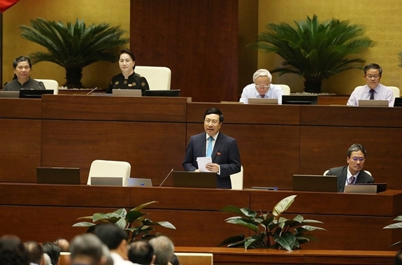 Phó thủ tướng Chính phủ, Bộ trưởng Bộ Ngoại giao Phạm Bình Minh phát biểu làm rõ vấn đề đại biểu Quốc hội quan tâm. Ảnh: TTXVN