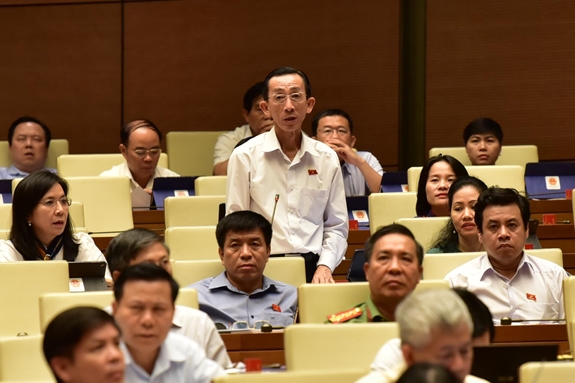 Đại biểu Trần Hoàng Ngân (đoàn Thành phố Hồ Chí Minh) chất vấn Phó thủ tướng Phạm Bình Minh. Ảnh: QUANG KHÁNH
