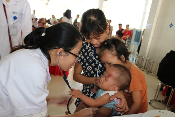 Bác sĩ Bệnh viện Nhi Trung ương và Bệnh viện Sản nhi Nghệ An khám bệnh cho các cháu.