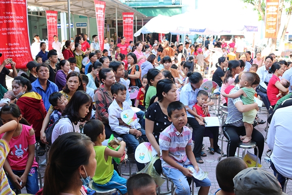 Trẻ em trên địa bàn tỉnh Nghệ An tham gia khám sàng lọc.