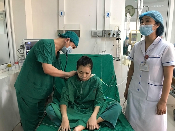 Các bác sĩ Bệnh viện Phổi Trung ương khám bệnh cho bệnh nhân Lò Thị Chài.