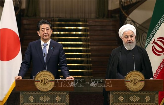 Tổng thống Iran Hassan Rouhani (phải) trong cuộc họp báo chung với Thủ tướng Nhật Bản Shinzo Abe sau hội đàm tại Tehran ngày 12-6-2019.