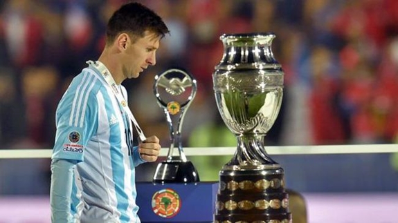Messi cúi đầu trước cúp vô địch Copa America 2016. Đây được coi là một trong những khoảnh khắc ám ảnh nhất trong lịch sử thể thao thế giới. Ảnh: Getty Images.