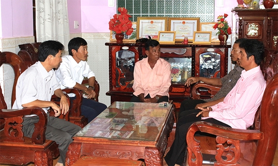 Cán bộ là người DTTS trên địa bàn Sóc Trăng đến nhà vận động bà con tham gia xây dựng nông thôn mới.