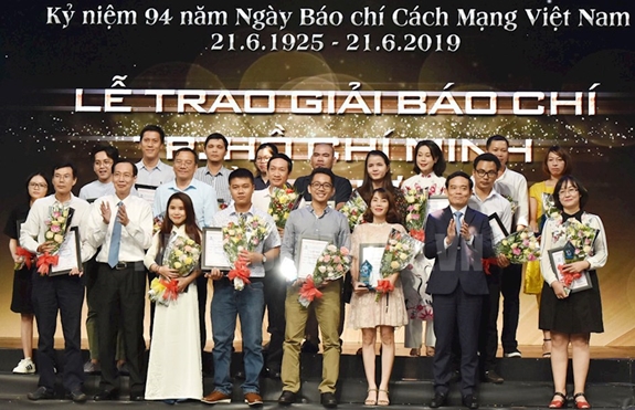 Phó bí thư Thường trực Thành ủy TP Hồ Chí Minh Trần Lưu Quang và Phó chủ tịch Thường trực UBND TP Hồ chí Minh Lê Thanh Liêm trao giải thưởng cho các tác giả đạt giải báo chí thành phố lần thứ 37. Ảnh: hcmcpv.org.vn.