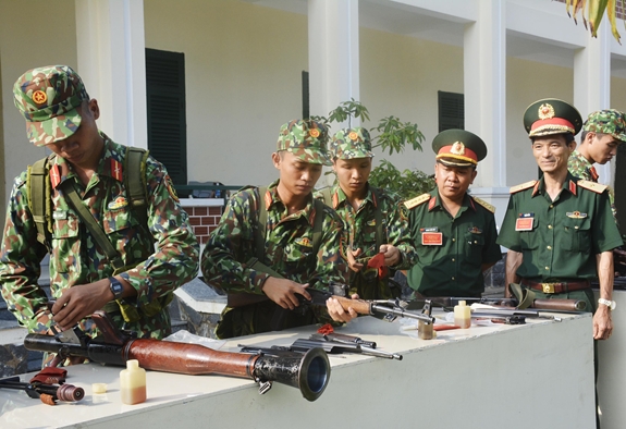 Kiểm tra việc thực hành bảo quản vũ khí bộ binh của học viên.