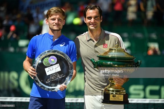Federer và Goffin trên bục nhận giải. Ảnh: Getty
