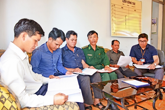 Trung tá QNCN Nguyễn Văn Dương trao đổi công việc với lãnh đạo xã Ia O.