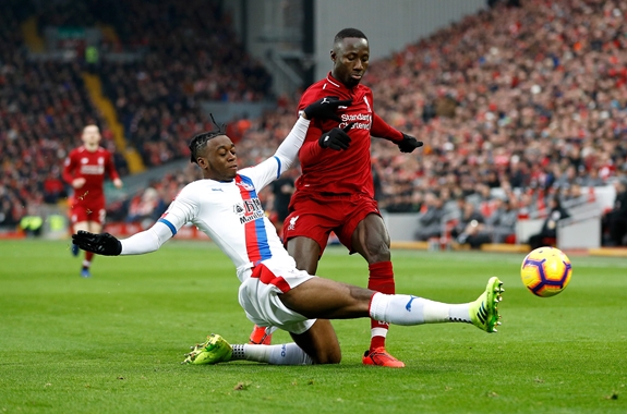 Aaron Wan-Bissaka (bên trái) được đánh giá là hậu vệ đầy triển vọng. Ảnh: Football Paradise