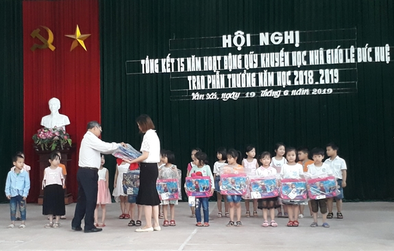 Học sinh Trường Mầm non xã Văn Xá nhận thưởng từ Quỹ khuyến học nhà giáo Lê Đức Huệ.