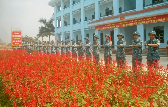 Chiến sĩ Đại đội 6, Tiểu đoàn 11 huấn luyện trong khuôn viên đơn vị đỏ rực sắc hoa.