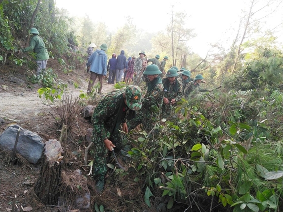 Cán bộ, chiến sĩ Tiểu đoàn Đặc công 31 (Bộ Tham mưu Quân khu 4) tham gia làm đường băng cản lửa.