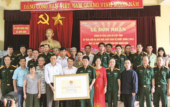 Cán bộ, nhân viên Nhà xuất bản Quân đội nhân dân đón nhận Bằng di tích.