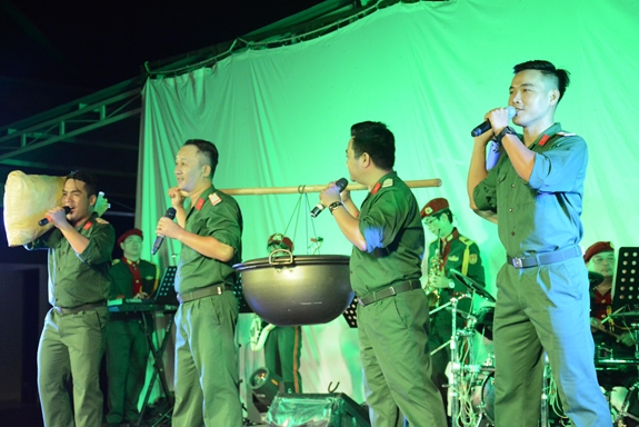 Tiết mục “Anh nuôi dã ngoại” được đông đảo bà con Hòn Lay yêu thích.