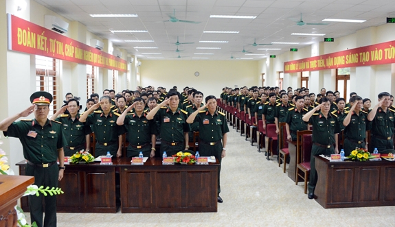 Các đại biểu và thí sinh dự lễ khai mạc hội thi.