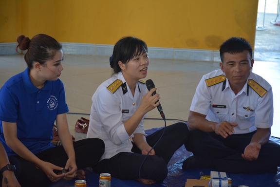 Đại úy QNCN Phạm Thị Thu Thủy hát tặng các chiến sĩ Nhà giàn DK1/19 Quế Đường B.