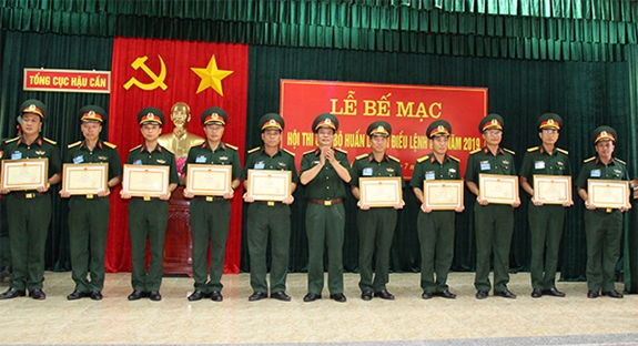 Thủ trưởng TCHC trao thưởng tặng các cá nhân đoạt giải.