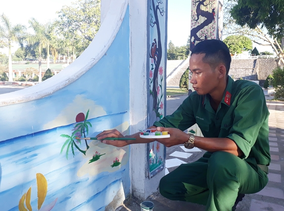 Binh nhất Moong Văn May thể hiện năng khiếu vẽ, góp phần làm đẹp đơn vị.