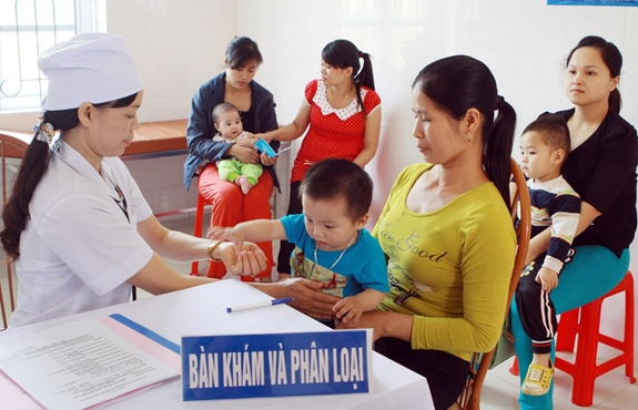 Công tác kiểm tra sức khỏe định kỳ cho trẻ sơ sinh đã được ngành y tế và các gia đình chú trọng thực hiện. Ảnh: NGUYỄN ĐOÀN