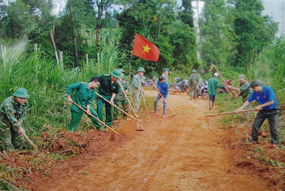 Cán bộ, chiến sĩ BĐBP Đắc Nông chung tay xây dựng đường nông thôn mới.