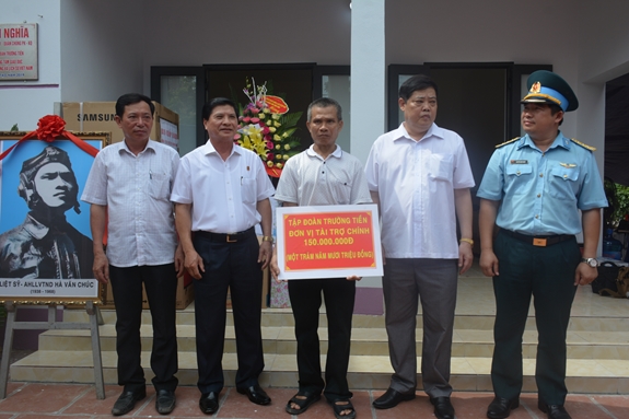 Trao nhà tình nghĩa cho thân nhân liệt sĩ Hà Văn Chúc