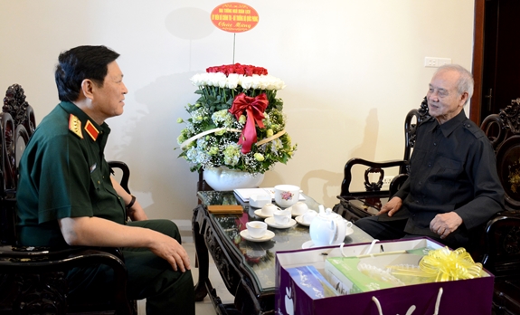 Đại tướng Ngô Xuân Lịch thăm hỏi, tặng quà Đại tướng Phạm Văn Trà.