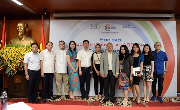 Ban tổ chức và khách mời chụp ảnh chung tại họp báo.