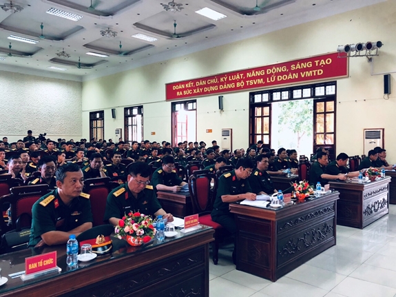 Các đại biểu dự khai mạc hội thi cán bộ trung đội, đại đội huấn luyện điều lệnh giỏi năm 2019.