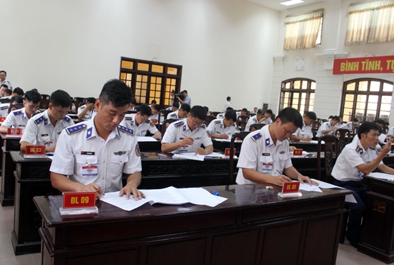 Các thí sinh làm phần thi trắc nghiệm.