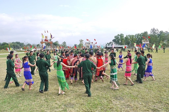 Tuổi trẻ Sư đoàn 2 (Quân khu 5) với cán bộ, đoàn viên thanh niên trên địa bàn đóng quân.