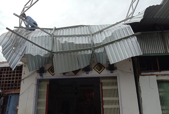 Giông lốc làm tốc mái một phần mái của ngôi nhà.