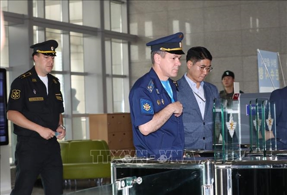 Các quan chức quốc phòng Nga tới tham dự cuộc họp về sự cố trên không với phía Hàn Quốc tại Seoul ngày 25-7-2019. Ảnh: Yonhap/TTXVN.