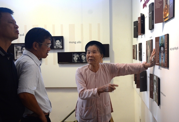 Cụ bà Nguyễn Thị Phương, 90 tuổi, giới thiệu với khách tham quan về những người liệt sĩ mà bà từng quen biết khi họ còn sống trong làng.