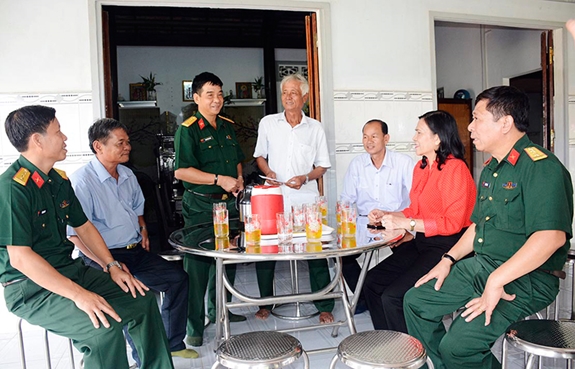 Đại diện đoàn công tác và địa phương đến nhà thăm, tặng quà thương binh hạng ¼ Nguyễn Văn Lẽ .