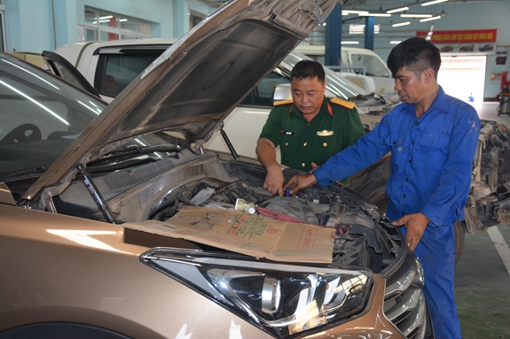 Chỉ huy Phân xưởng 5 hướng dẫn thợ kỹ thuật kiểm tra tình trạng kỹ thuật xe sửa chữa tại phân xưởng.
