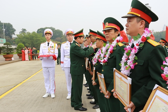 Lãnh đạo Tổng cục Kỹ thuật trao thưởng tặng điển hình tiên tiến trong Phong trào "Lao động giỏi, lao động sáng tạo", giai đoạn 2013-2018, tại Lễ báo công dâng Bác năm 2018. Ảnh: ĐỨC LINH
