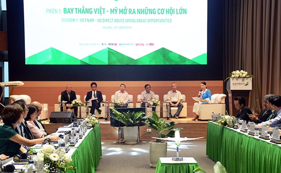 Các đại biểu chia sẻ thông tin tại buổi tọa đàm về đường bay thẳng Việt-Mỹ.