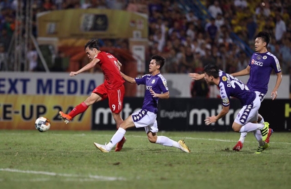 Ba hậu vệ Hà Nội FC bất lực chứng kiến Văn Toàn (Hoàng Anh Gia Lai) sút tung lưới thủ môn Văn Công vào phút 90+5.
