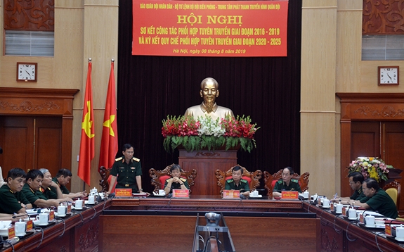 Thiếu tướng Nguyễn Kim Tôn, Giám đốc Trung tâm PT-TH Quân đội phát biểu tại hội nghị.