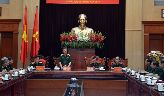 Thiếu tướng Phạm Văn Huấn, Bí thư Đảng ủy, Tổng Biên tập Báo Quân đội nhân dân phát biểu tại hội nghị.
