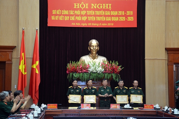 Trung tướng Hoàng Xuân Chiến, Tư lệnh BĐBP trao bằng khen cho các tập thể có thành tích của Báo Quân đội nhân dân và Trung tâm PT-TH Quân đội.
