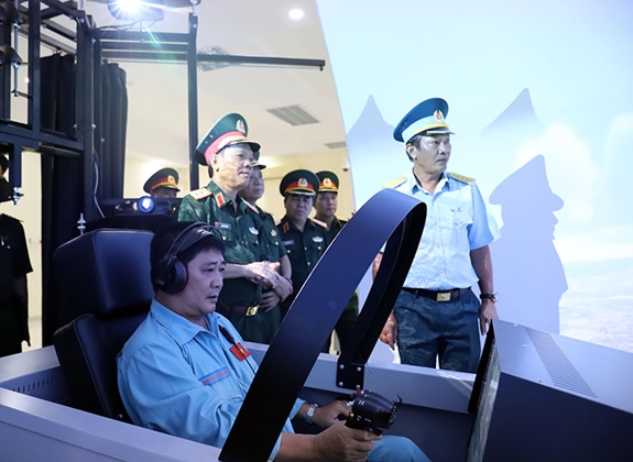 Trung tướng Ngô Minh Tiến kiểm tra Trung tâm mô phỏng huấn luyện bay và kỹ thuật hàng không.