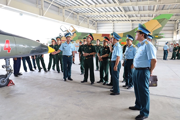 Trung tướng Ngô Minh Tiến kiểm tra Trung tâm huấn luyện.