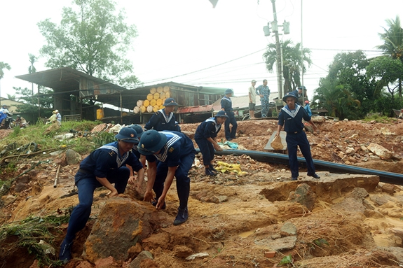Giúp các hộ dân dọn dẹp nhà.