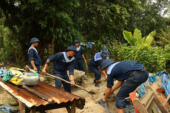 BTL Vùng 5 Hải quân triển khai gần 200 cán bộ, chiến sĩ đến giúp bà con nhân dân xã Cửa Dương dọn dẹp nhà cửa ổn định cuộc sống sau trận lụt mấy ngày qua.