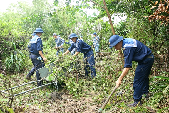 Giúp dân phát quang hơn 4km đường và khai thông cống, rảnh.