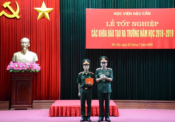 Tống Văn Hiệp nhận bằng tốt nghiệp loại giỏi trong lễ tốt nghiệp tại Học viện Hậu cần. Ảnh: Hà Khánh.