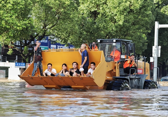 Lực lượng cứu hộ đưa dân rời khỏi khu vực bị ngập lụt sau khi cơn bão Lekima tấn công tỉnh Chiết Giang của Trung Quốc. Ảnh: Reuters